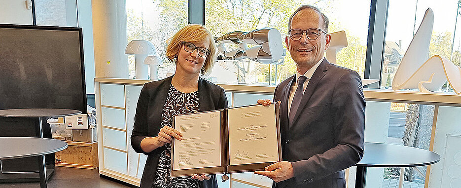 The chairman of the FCI's board of trustees presents the Lecturer Award to Ann-Christin Pöppler (Image: FCI)