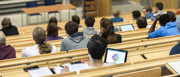 [Translate to Englisch:] Studierende im Hörsaal