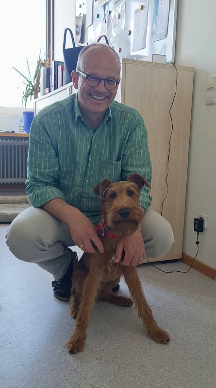 [Translate to Englisch:] Prof. Fischer mit Hund Murphy
