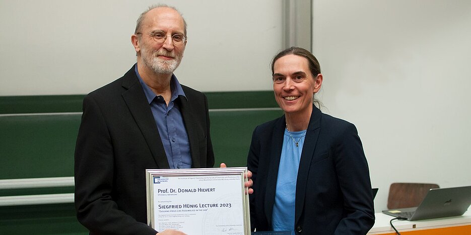 Prof. Donald Hilvert with host Prof. Claudia Höbartner (photo: C. Stadler)