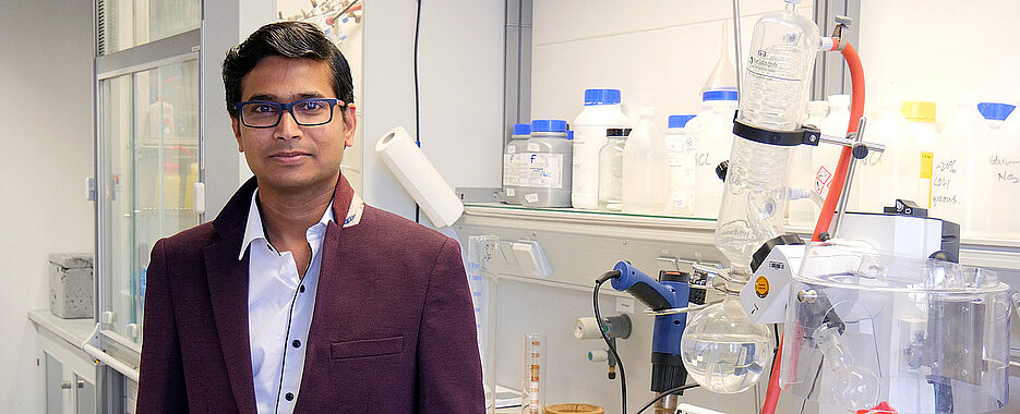 Prince Ravat in his laboratory. (Image: Kristian Lozina/Uni Würzburg)