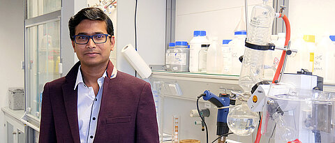 Prince Ravat in his laboratory. (Image: Kristian Lozina/Uni Würzburg)