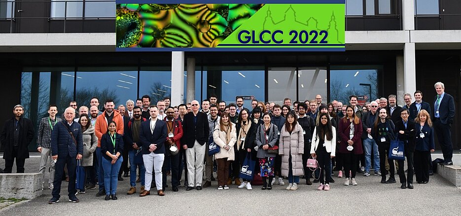 Participants at the 48th German Liquid Crystal Conference (GLCC2022), the first on-site meeting after the pandemic at the University of Würzburg 2022 in front of the Central Lecture and Seminar Building. (Image: Lisa Gerbig)
