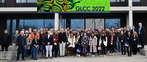 Die Teilnehmer der 48th German Liquid Crystal Conference (GLCC2022 vor dem Zentralen Hörsaal- und Seminargebäude (Foto: Lisa Gerbig)