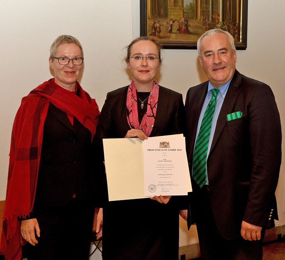 Award ceremony in Munich: Minister Ludwig Spaenle (right), and Vice President Barbara Sponholz (University of Würzburg, left) congratulate the awardee Anke Krüger