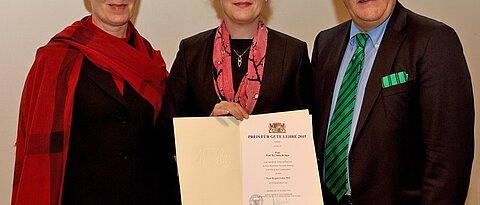 Award ceremony in Munich: Minister Ludwig Spaenle (right), and Vice President Barbara Sponholz (University of Würzburg, left) congratulate the awardee Anke Krüger