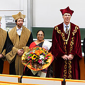 JMU-Präsident Paul Pauli verlieh die Ehrendoktorwürde an Professor Jarugu Narasimha Moorthy. Im Bild (v.l.n.r.): Professor Ingo Fischer, Professor Werner Nau, Dekan Holger Helten, Ehefrau Nalini Moorthy, Paul Pauli, Jarugu Narasimha Moorthy und Professor Frank Würthner.