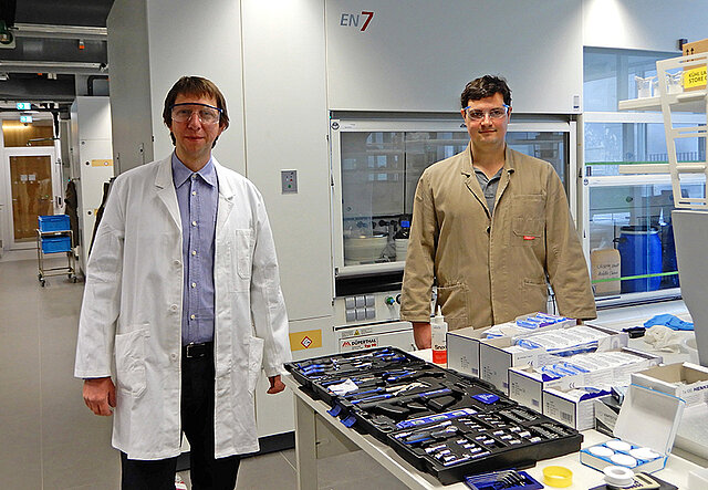 PhD student Maximilian Fest and Professor Holger Helten in the laboratory. (Image: Robert Emmerich / Universität Würzburg)