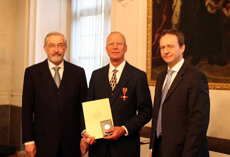 Professor Dr. Gerd Müller mit Innenstaatssekretär Dr. Bernd Weiß (rechts) und Regierungspräsident Dr. Paul Beinhofer (links).