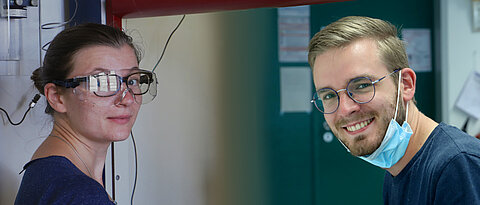 Luisa Martin (links) und Lukas Lubczyk (rechts) im Labor.