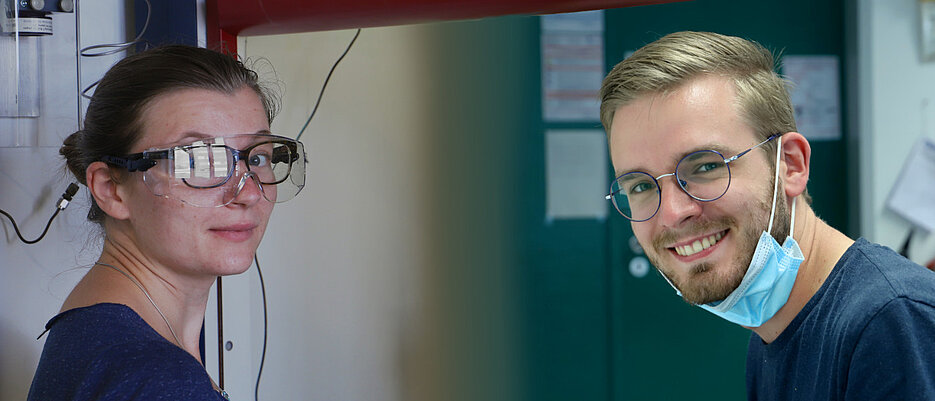 Luisa Martin (links) und Lukas Lubczyk (rechts) im Labor.