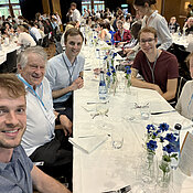 Carsten Büchner (links) nutzte die Gelegenheit, mit Nobelpreisträger Klaus von Klitzing zu Abend zu essen und sich mit ihm auszutauschen. 