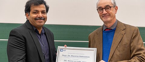 Prof. Mahesh Hariharan und Prof. Christoph Lambert mit der Urkunde
