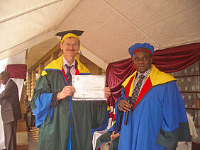 Gerhard Bringmann nach der Verleihung des Ehrendoktordiploms durch den Rektor der UCG, Angelus Mafikiri Tsongo. Foto: V. S. Mambo