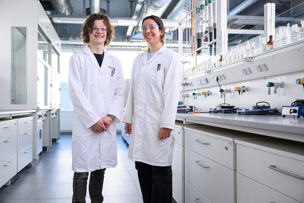 Studierende im Labor