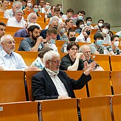 Prof. Eberhard Umbach (Physiker am KIT und ehemaliger Präsident der Deutschen Physikalischen Gesellschaft) diskutiert mit Professor Bäuerle (Foto: C. Stadler)