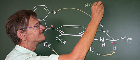 Gerhard Bringmann drawing complicated mixed formulas