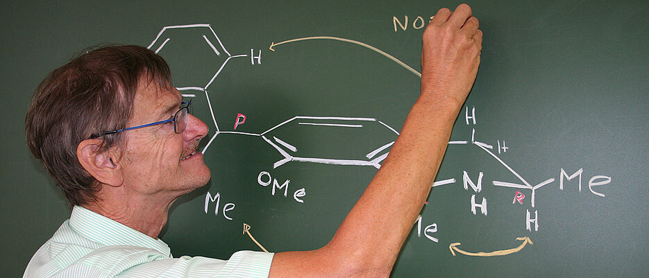 Gerhard Bringmann drawing complicated mixed formulas