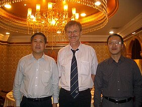Besiegelten die neue Uni-Partnerschaft: Professor Hu Jun, Präsident der Jinan University (links), und die Initiatoren der Kooperation, Professor Jun Wu (rechts) und Professor Gerhard Bringmann. Foto: Minyi Li