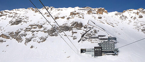 Exponierte Lage: Knapp 300 Meter unterhalb des Gipfels der Zugspitze liegt die Umweltforschungsstation Schneefernerhaus. 