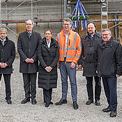 Beim Richtfest für das Center of Polymers for Life (v.l.) Jürgen Groll, Paul Pauli, Judith Jörg, Markus Blume, den Landtagsabgeordneten Patrick Friedl und Volkmar Halbleib sowie Grit Liebau.