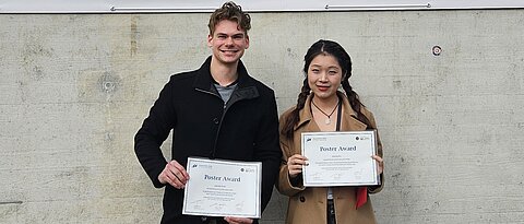 Jiarong Wu und Leander Ernst mit ihren Urkunden (Foto: J. Greenfield)