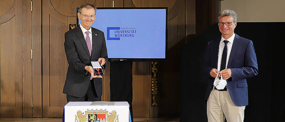 In der Neubaukirche bekam Professor Gerhard Bringmann von Bayerns Wissenschaftsminister Bernd Sibler das Bundesverdienstkreuz überreicht. (Bild: Rudi Merkl)