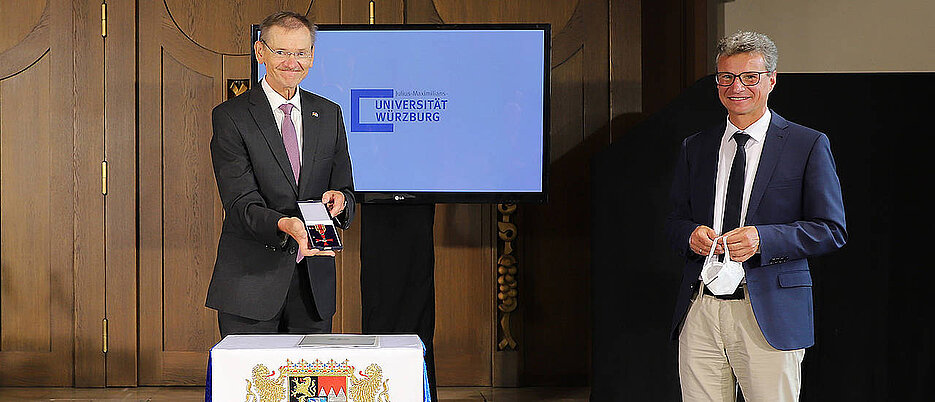 Prof. Dr. Gerhard Bringmann (l.) and Bavarian Minister of Science Bernd Sibler (Photo Credit: JMU Würzburg / Rudi Merkl)