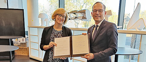 The chairman of the FCI's board of trustees presents the Lecturer Award to Ann-Christin Pöppler (Image: FCI)