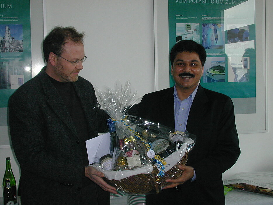 Prof. Dr. Braunschweig überreicht Prof. Mathur zum Abschied ein Korb mit Bocksbeutel