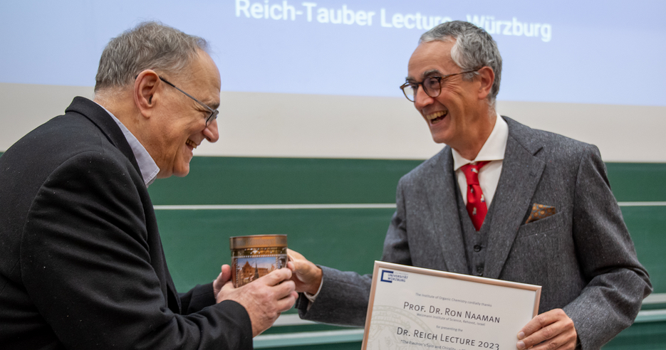 Laughter and happiness on receiving the certificate and typical franconian gingerbread: Prof. Ron Naaman (l.) and Prof. Christoph Lambert (Picture: C. Stadler)