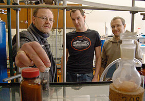 Professor Holger Braunschweig und seine Mitarbeiter Achim Schneider und Dr. Krzysztof Radacki (von links) im Labor. Die Würzburger Chemiker haben weltweit erstmals eine stabile Bor-Sauerstoff-Dreifachbindung erzeugt. Foto: Gunnar Bartsch