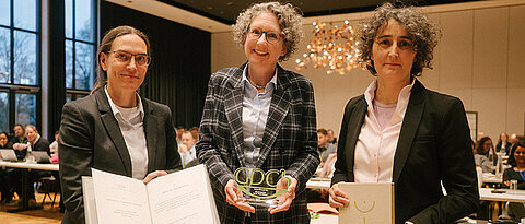 Claudia Höbartner (links) bekam den Albrecht-Kossel-Preis von GDCh-Präsidentin Ruth Bieringer und von Andrea Rentmeister (rechts) überreicht.