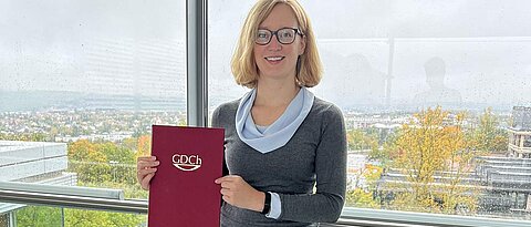 Preisträgerin Ann-Christin Pöppler mit Urkunde