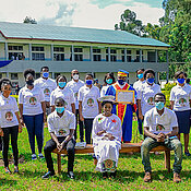 After the ceremony: The BEBUC scholars from Bukavu, together with scholars from the scholarship program Makutano, which cooperates closely with BEBUC; in the center, on the bench, the bachelor graduate T. Sudy and behind her Dr.S. Muyisa, holding the honorary doctorate certificate. (Photo: K. Boziana)