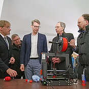 Professor Jürgen Groll (l.) erklärt das 3D-Druckverfahren, mit dem Herzpflaster hergestellt werden. 