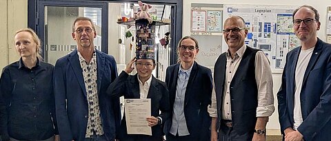 Summa cum laude: The examiners Prof. Leane Lehmann, Prof. Lutz Nuhn, Prof. Claudia Höbartner (principal supervisor), Prof. Ingo Fischer and Hermann Schindelin (from left to right) are proud of Dr. Hsuan-Ai Chen (third from the left) 