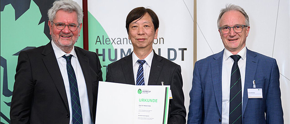 Professor Robert Schlögl (links), Professor Makoto Fujita mit Urkunde (Mitte), Professor Frank Würthner (rechts)