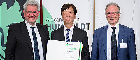 Professor Robert Schlögl (left), Professor Makoto Fujita with certificate, Professor Frank Würthner (right)