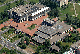 Markant: Der rote Platz am Hubland rund um Unibibliothek und Mensa.