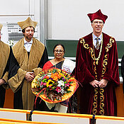 Gruppenbild mit Professor Ingo Fischer, Professor Werner Nau, Dekan Holger Helten, Ehefrau Nalini Moorthy, Paul Pauli, Jarugu Narasimha Moorthy und Professor Frank Würthner. (Bild: Lutz Ziegler / Universität Würzburg)