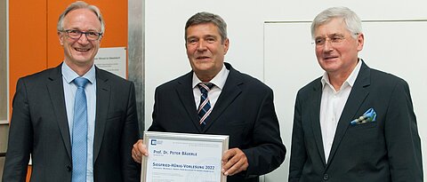Awardee Peter Bäuerle (center) with Frank Würthner (left) and Hans-Ulrich-Reißig (Image: C. Stadler)