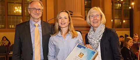 Röntgen Prize winner Merle Röhr (center) with her laudator Frank Würthner and University Vice President Caroline Kisker. (Picture: Heiko Becker / Universitätsbund Würzburg)