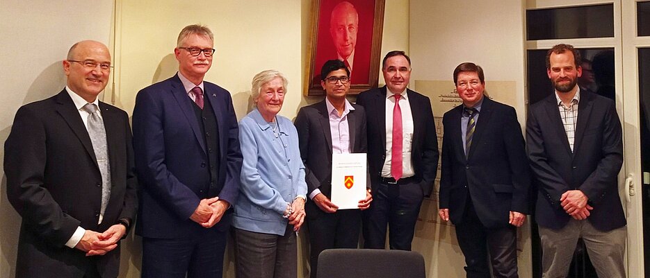 André Illmer (member of the board), Dr. Uwe Klug (member of the advisory board), Gertrud Schrödl (member of the board), Prince Ravat (awardee), Prof. Dr. Czeguhn (chairman), Uwe Thomas (member of the advisory board), Sven Speek (JMU Research Advancement Centre) (photo: private)