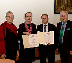 Wissenschaftsminister Ludwig Spaenle (rechts) und Vizepräsidentin Barbara Sponholz (Universität Würzburg, links) gratulieren Anke Krüger und Philipp Singer