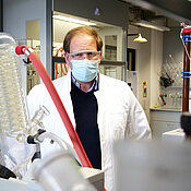 Jürgen Seibel - mit Schutzbrille, wie im Labor vorgeschrieben, und Corona-bedingter Maske.