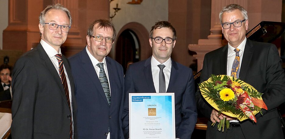 F. Beuerle receiving the award