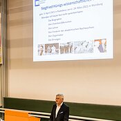 Professor Hans-Ulrich Reißig (Freie Universität Berlin) with the first slide (Image: F. Beuerle)
