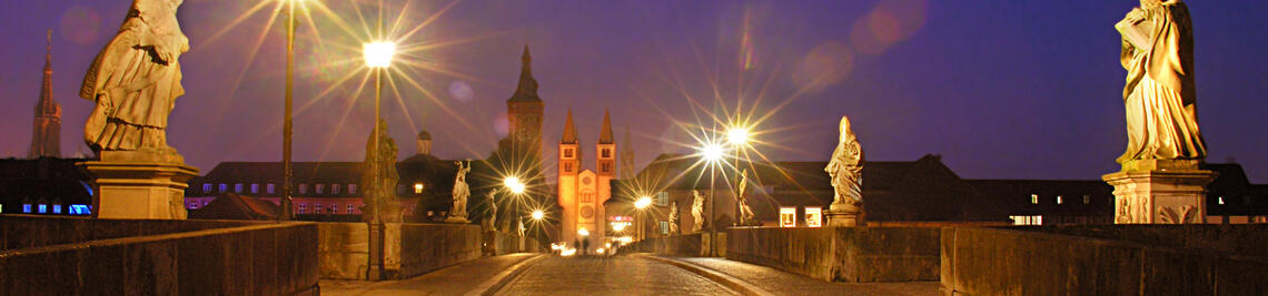 Alte Mainbrücke in Würzburg bei Nacht mit Blick auf den Dom. Foto: Erwin Schmitt, 2010