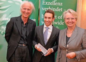 Laureate Gustavo Fernández (middle) with the Federal Minister of Science and Education Annette Schavan (right) and Helmut Schwarz, President of the Alexander von Humbold Foundation (left). Photo: Humbold-Foundation/David Außerhofer